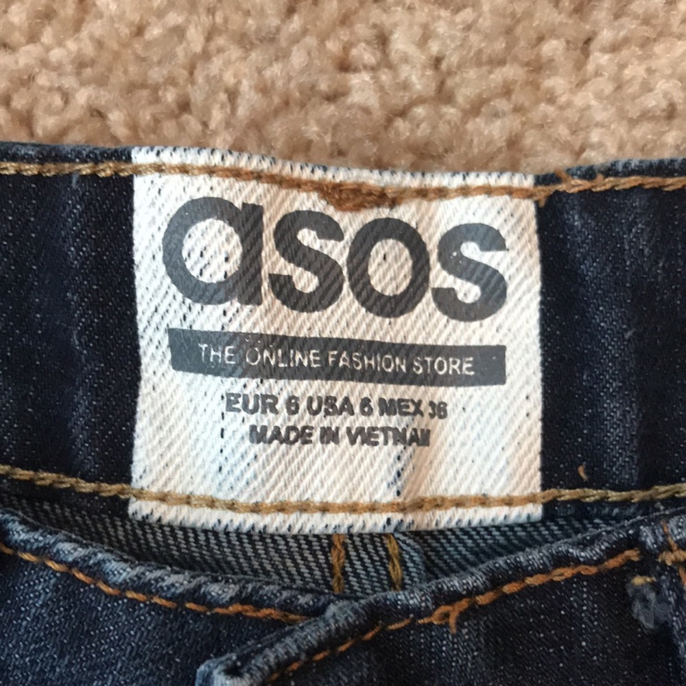 ASOS Distressed Cut Offs - Picture 2 of 7